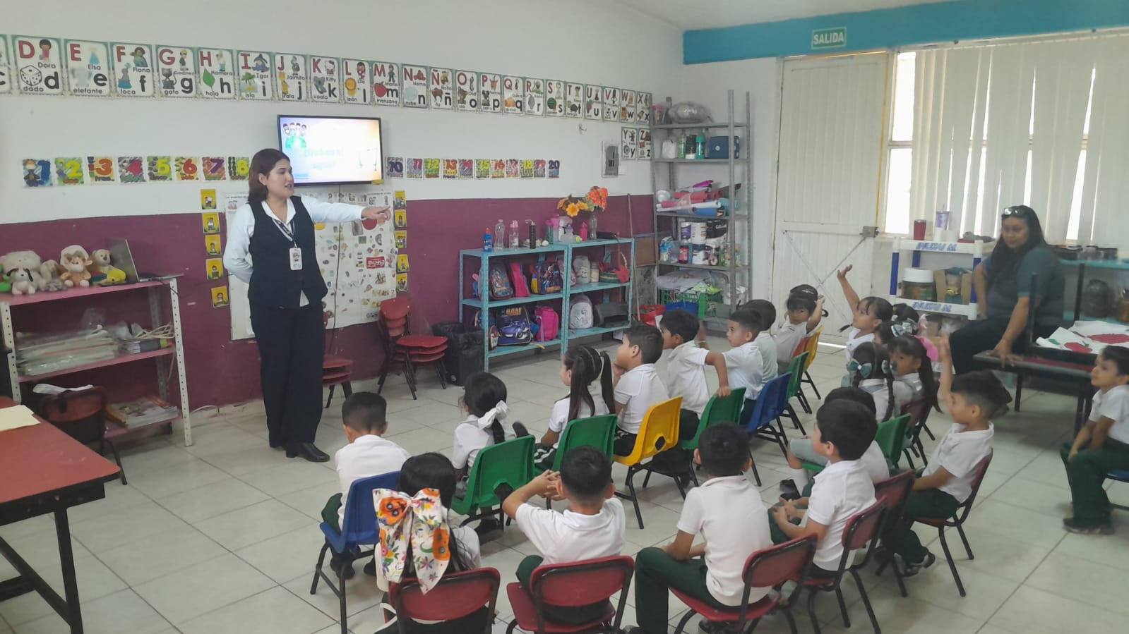 PLÁTICA ESCOLAR EN JARDÍN DE NIÑOS JAIME SABINE. 